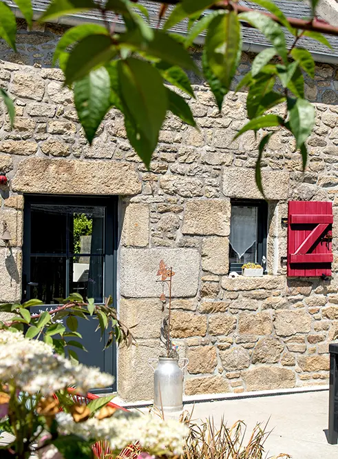 Terrasse et devanture du gîte