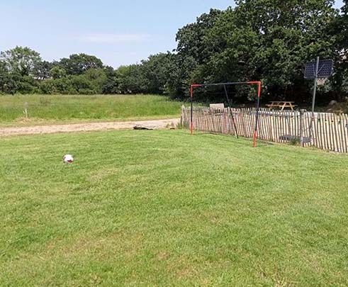 Table et tabouret en bois