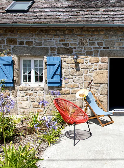 Terrasse et devanture du gîte