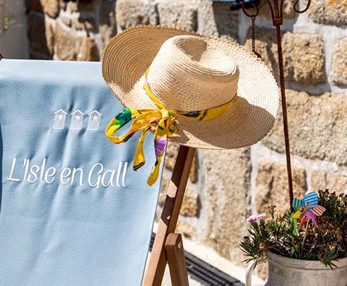 Chapeau sur chaise pliante