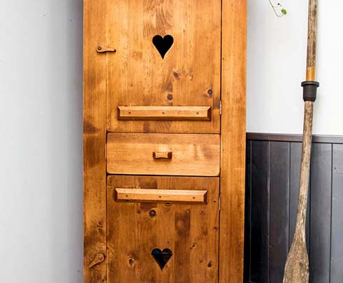 Meuble en bois avec balai