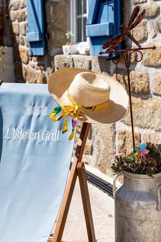 Chapeau sur chaise pliante