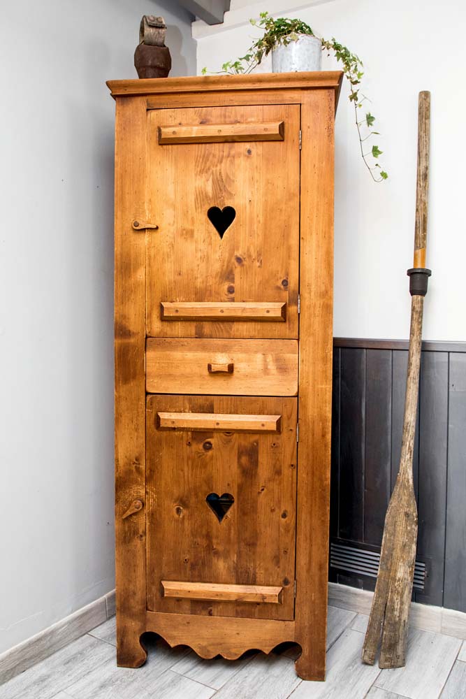 Meuble en bois avec balai