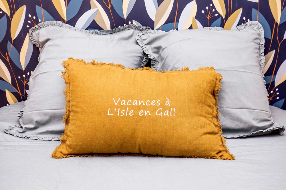 Cousin sur lit