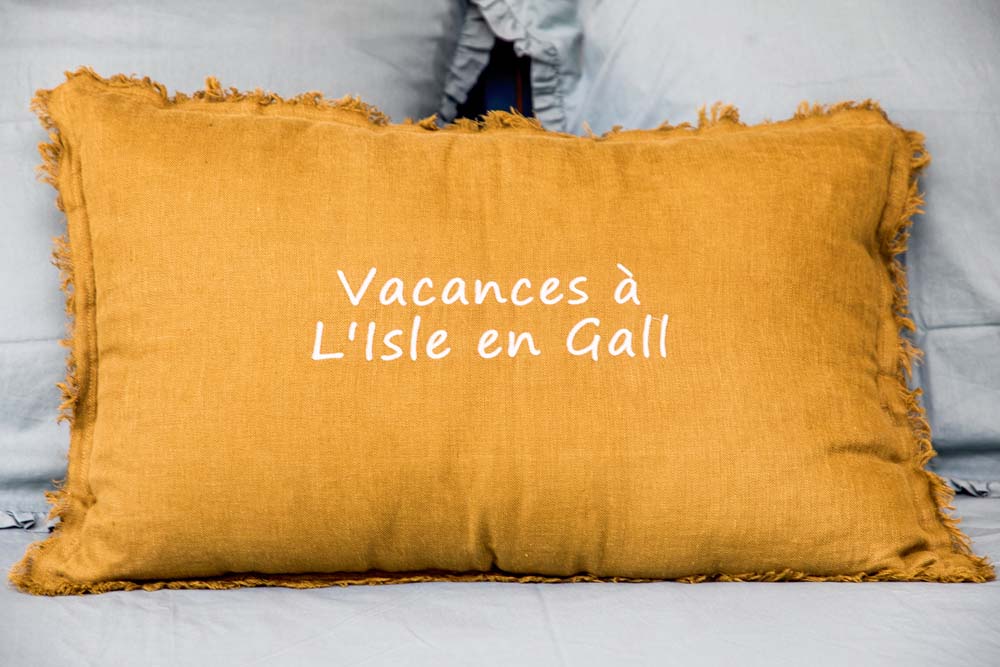 Cousin sur lit
