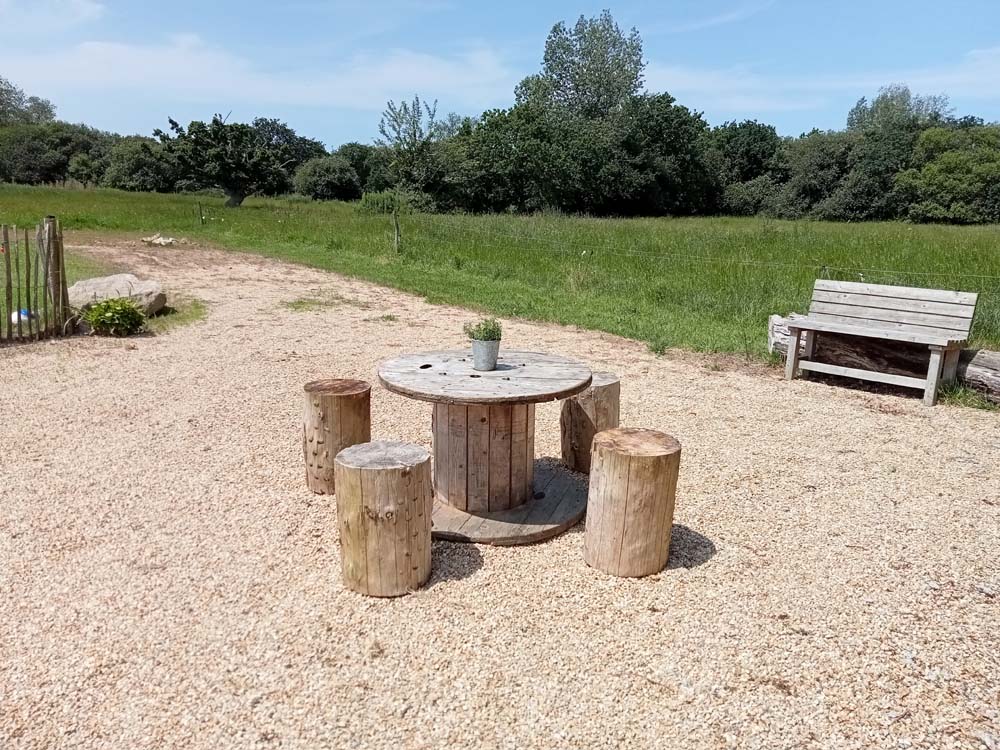 Table et tabouret en bois
